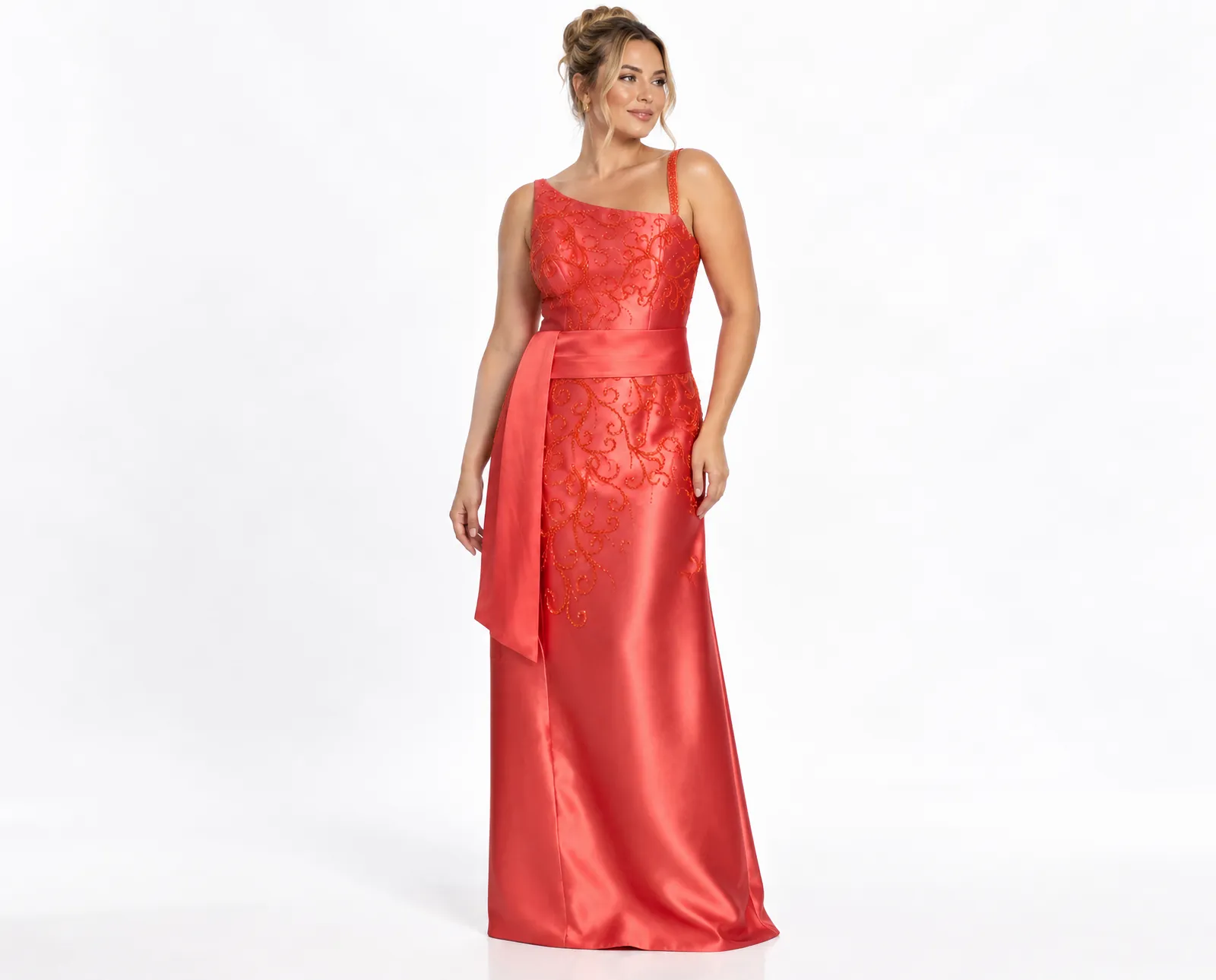 Modelo em Vestido Coral Bordado LE upscale gentle