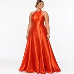 Vestido de cetim vermelho em estúdio branco LE upscale gentle